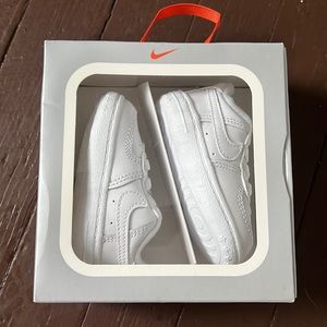 Childrens Nike force 1 crib sneakers never worn.